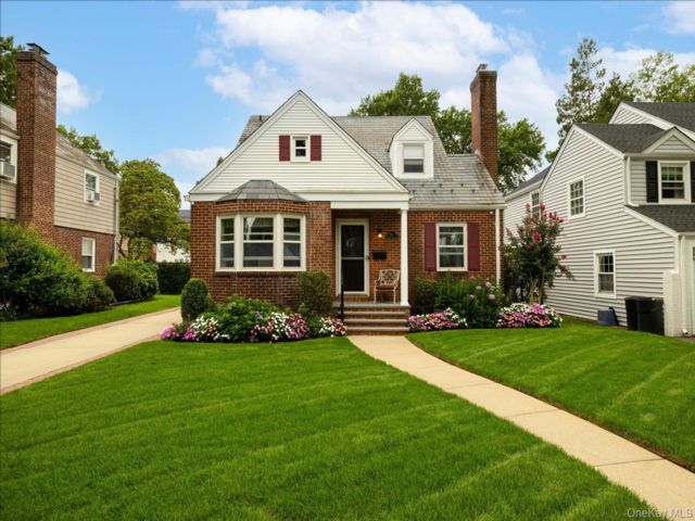  4 BR,  2.00 BTH &nbsp;Cape cod style home in Floral Park