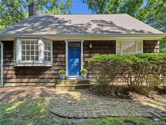  3 BR,  2.00 BTH &nbsp;Cape cod style home in Stony Brook