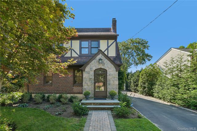  3 BR,  2.00 BTH &nbsp;Tudor style home in East Williston