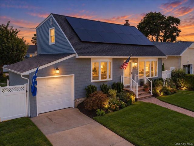  3 BR,  2.00 BTH &nbsp;Cape cod style home in East Meadow
