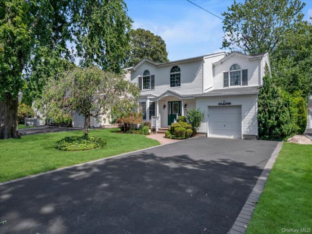  4 BR,  4.00 BTH &nbsp;Colonial style home in East Rockaway
