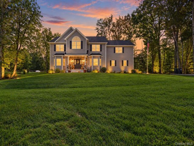  4 BR,  3.00 BTH &nbsp;Colonial style home in Middletown