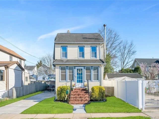  3 BR,  1.00 BTH &nbsp;Colonial style home in Hewlett