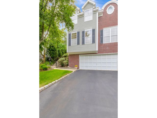  3 BR,  3.00 BTH &nbsp;Condo style home in Smithtown