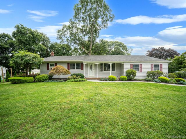  3 BR,  2.00 BTH &nbsp;Ranch style home in Smithtown