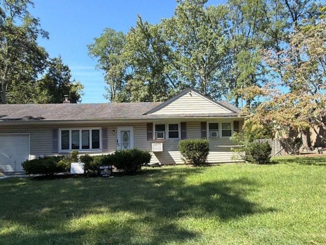  3 BR,  2.00 BTH &nbsp;Ranch style home in Holbrook