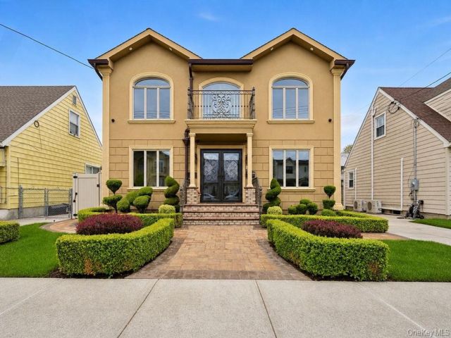  3 BR,  5.00 BTH &nbsp;Colonial style home in Howard Beach