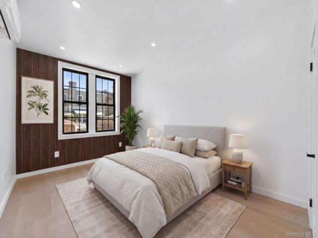 [PHOTO]