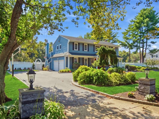  4 BR,  3.00 BTH &nbsp;Colonial style home in Melville