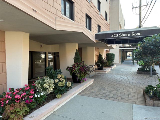  1 BR,  1.00 BTH &nbsp;Mid rise style home in Long Beach