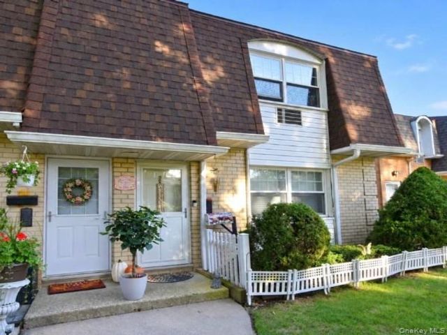  1 BR,  1.00 BTH &nbsp;Garden style home in Holtsville