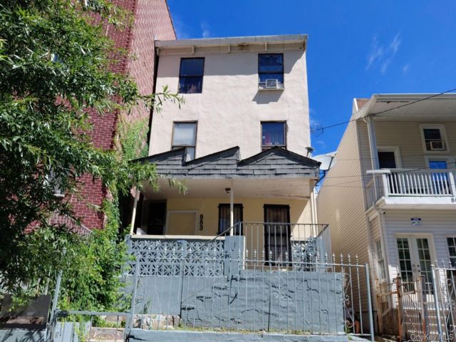  3 BR,  2.00 BTH &nbsp;Colonial style home in West Farms
