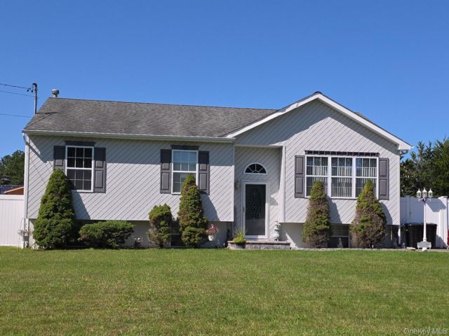  3 BR,  2.00 BTH &nbsp;Ranch style home in Bellport