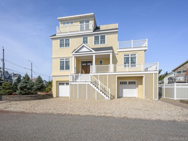  4 BR,  4.00 BTH &nbsp;Post modern style home in Westhampton Dunes