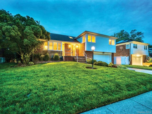  3 BR,  3.00 BTH &nbsp;Split level style home in East Meadow