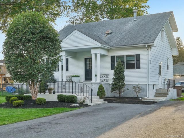  6 BR,  3.00 BTH &nbsp;Colonial style home in Congers