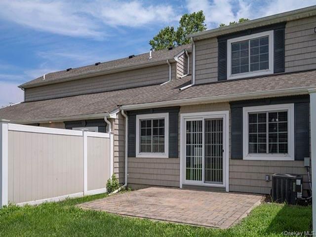  3 BR,  2.00 BTH &nbsp;Other style home in Coram