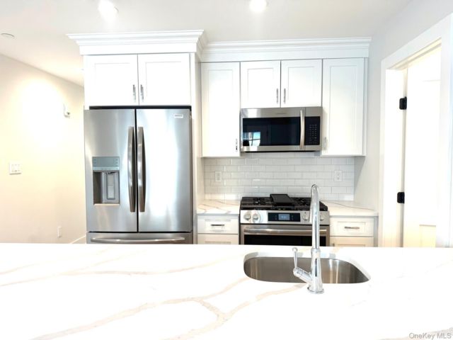  2 BR,  2.00 BTH &nbsp;Condo style home in Lynbrook
