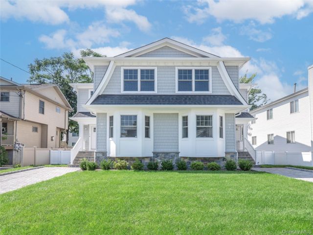  3 BR,  4.00 BTH &nbsp;Colonial style home in Port Washington