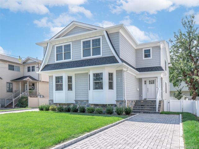  3 BR,  4.00 BTH &nbsp;Colonial style home in Port Washington