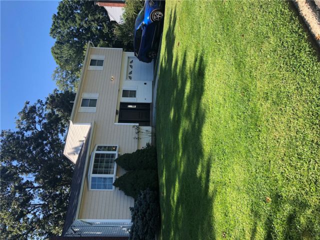  5 BR,  2.00 BTH &nbsp;Split level style home in Centereach
