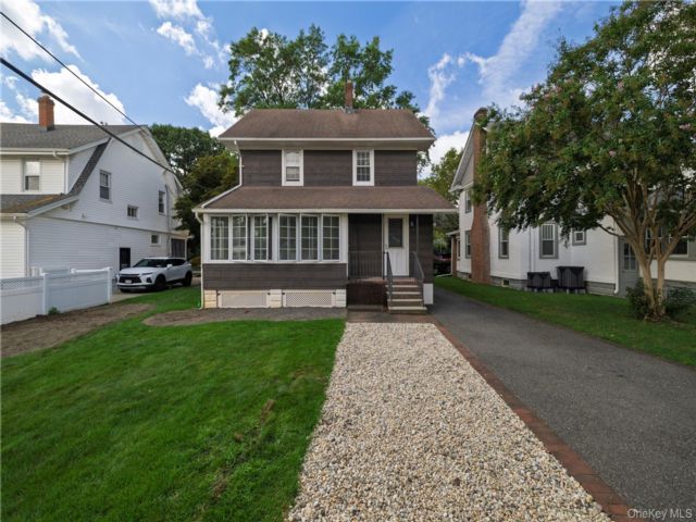  3 BR,  2.00 BTH &nbsp;Colonial style home in Lynbrook
