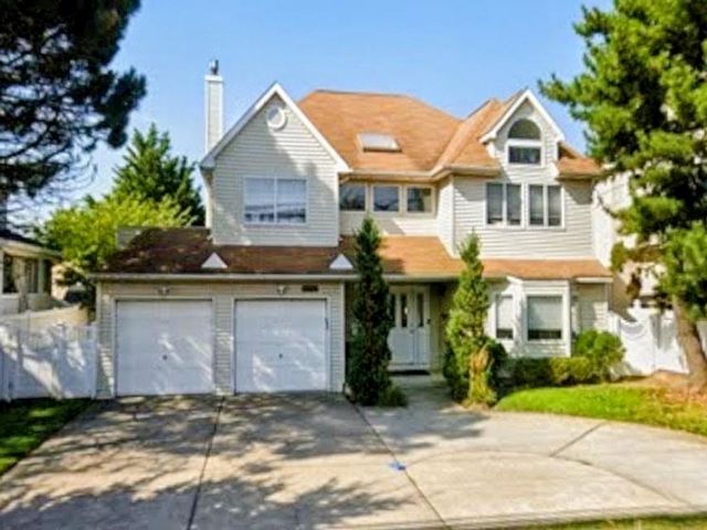  4 BR,  3.00 BTH &nbsp;Colonial style home in Atlantic Beach