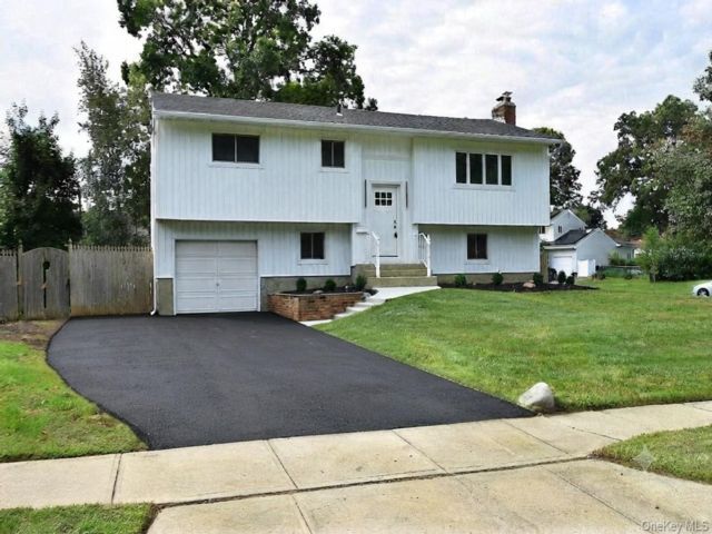  4 BR,  2.00 BTH &nbsp;Hi ranch style home in Commack