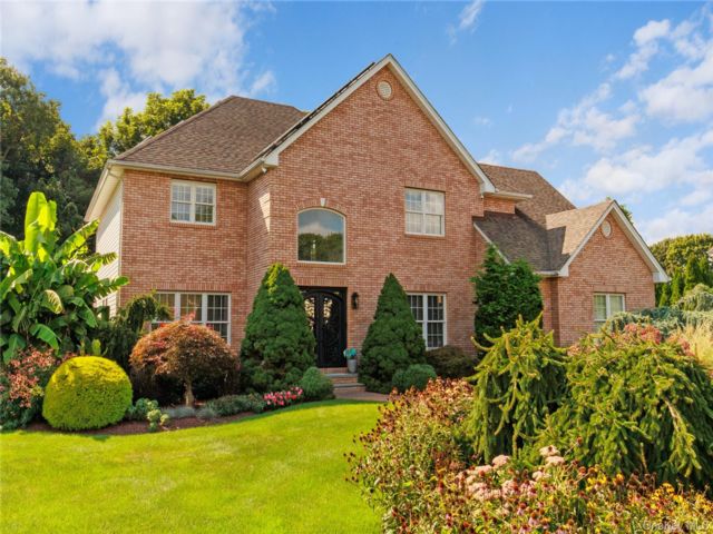  4 BR,  4.00 BTH &nbsp;Colonial style home in Bohemia