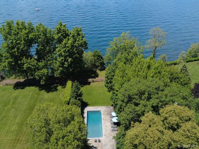  5 BR,  5.00 BTH &nbsp;A-frame style home in Glen Cove