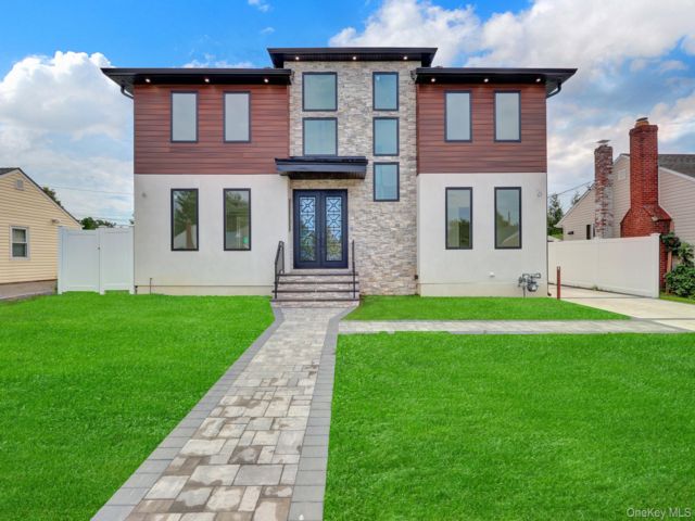  5 BR,  4.00 BTH &nbsp;Colonial style home in Hicksville