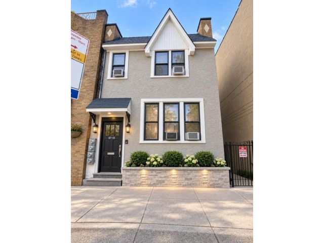 10 BR,  4.00 BTH &nbsp;House style home in Corona