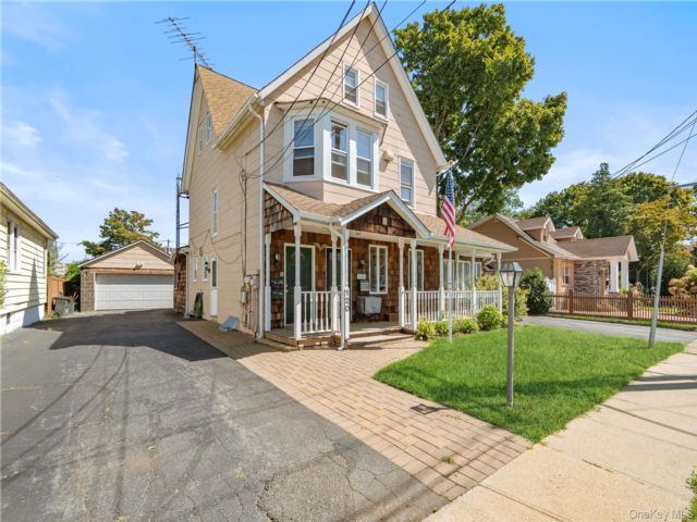  3 BR,  2.00 BTH &nbsp;Other style home in Lindenhurst