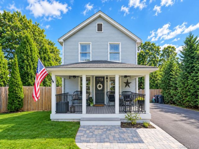  2 BR,  2.00 BTH &nbsp;Colonial style home in Center Moriches