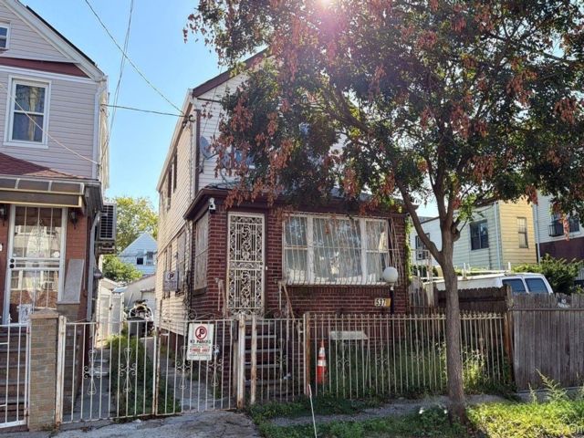  3 BR,  2.00 BTH &nbsp;Colonial style home in East Flatbush