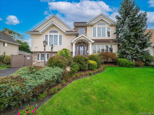  4 BR,  3.00 BTH &nbsp;Split level style home in Oceanside