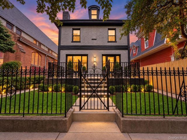  6 BR,  6.00 BTH &nbsp;Colonial style home in East New York