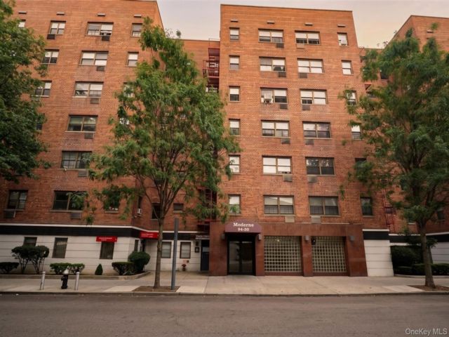  2 BR,  1.00 BTH &nbsp;Mid rise style home in Elmhurst