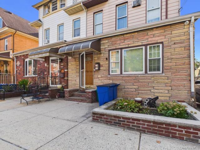  2 BR,  1.00 BTH &nbsp;Colonial style home in Ridgewood