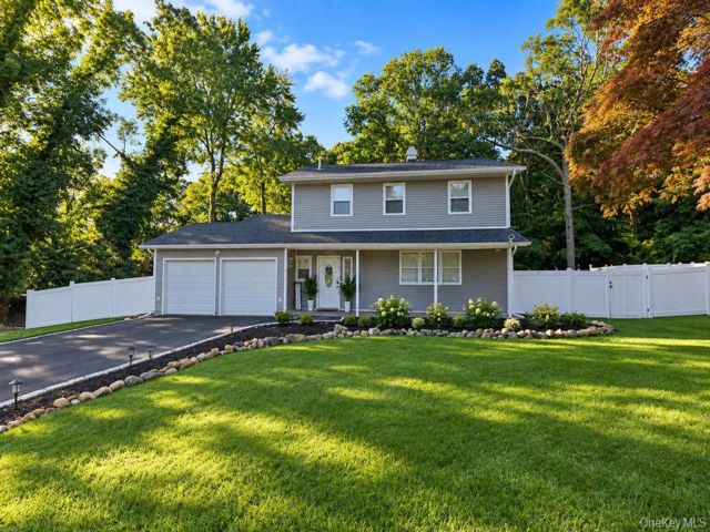  4 BR,  3.00 BTH &nbsp;Colonial style home in Rocky Point