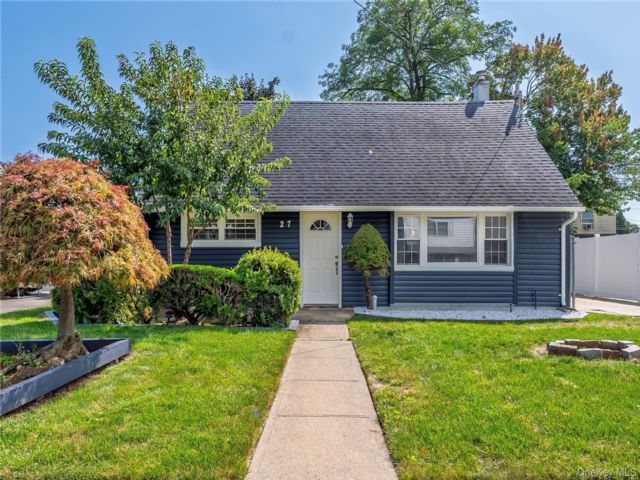  4 BR,  2.00 BTH &nbsp;Cape cod style home in Bethpage