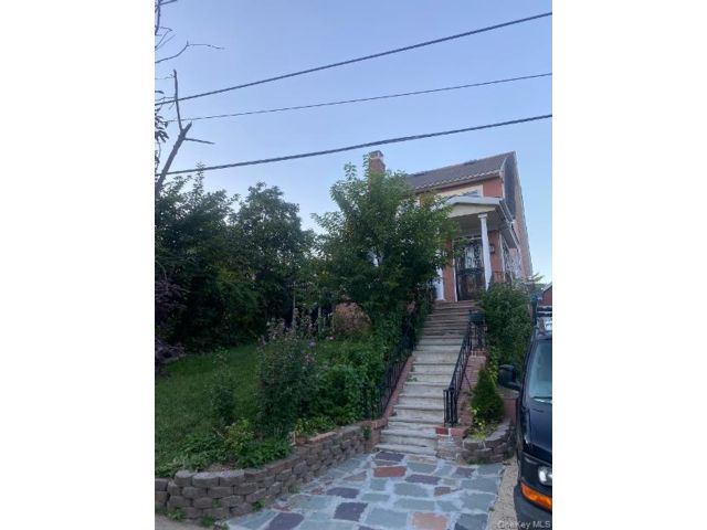 3 BR,  2.00 BTH &nbsp;Colonial style home in Jamaica