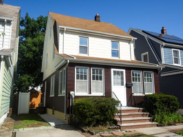  3 BR,  2.00 BTH &nbsp;Colonial style home in Bellerose