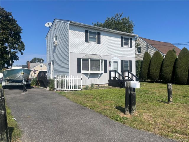  3 BR,  2.00 BTH &nbsp;Colonial style home in Amityville