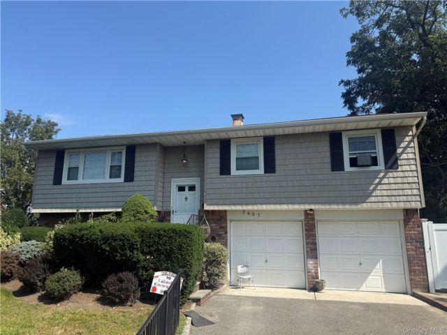  5 BR,  3.00 BTH &nbsp;Hi ranch style home in Merrick