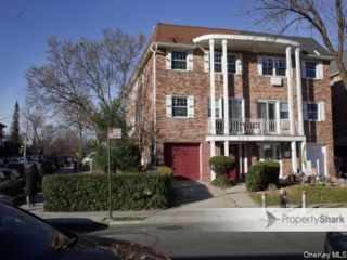  3 BR,  2.00 BTH &nbsp;Colonial style home in Bayside