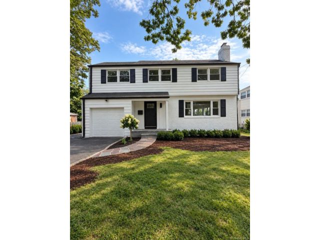  4 BR,  3.00 BTH &nbsp;Colonial style home in Great Neck