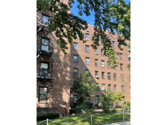  1 BR,  1.00 BTH &nbsp;Mid rise style home in Maspeth