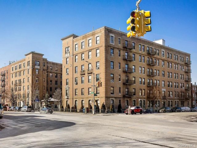  2 BR,  1.00 BTH &nbsp;Mid rise style home in Flushing