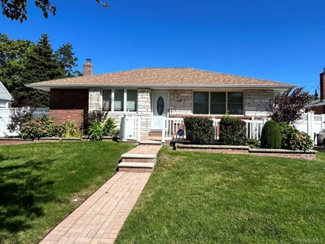  3 BR,  2.00 BTH &nbsp;Ranch style home in Levittown